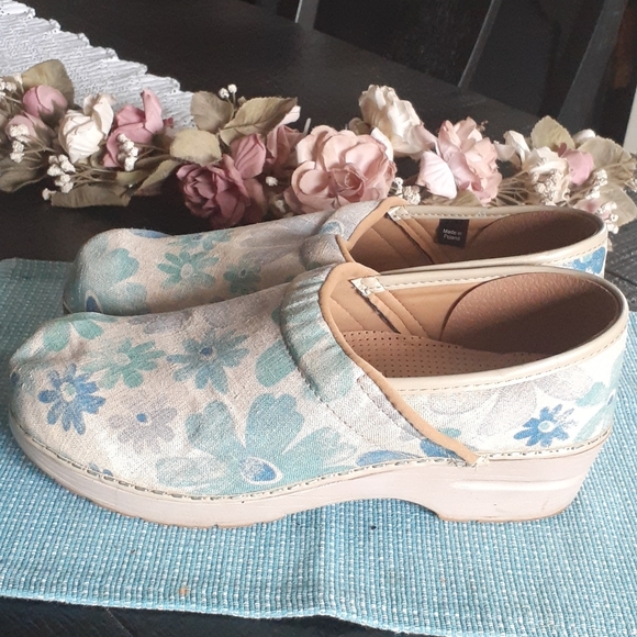Sanita Shoes - Sanita clogs.